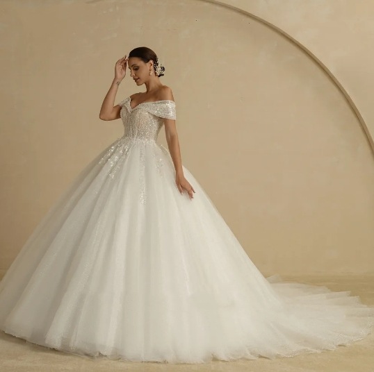 Off-shoulder Figure-hugging Elegant Wedding Dress – photo 4 of 5
